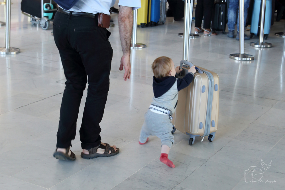 Photo lifestyle : Enfant poussant une valise