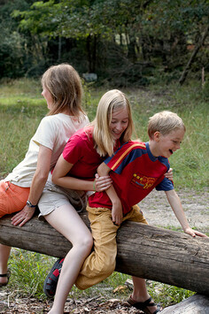 Photo lifestyle : Jeux en famille dans la forêt de Fontainebleau